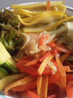 Una foto de Ensalada caliente de Vegetales con trozos de Aguacate... 🌶🥒🥑🥦🌰🥕🥗🥙😋😊😉