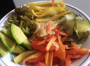 Una foto de Ensalada caliente de Vegetales con trozos de Aguacate... 🌶🥒🥑🥦🌰🥕🥗🥙😋😊😉