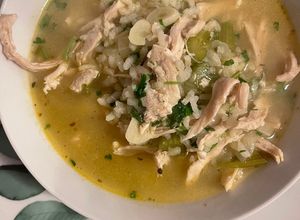 Una foto de Sopa de pollo para la gripa 🍲