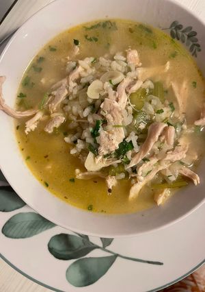 Una foto de Sopa de pollo para la gripa 🍲