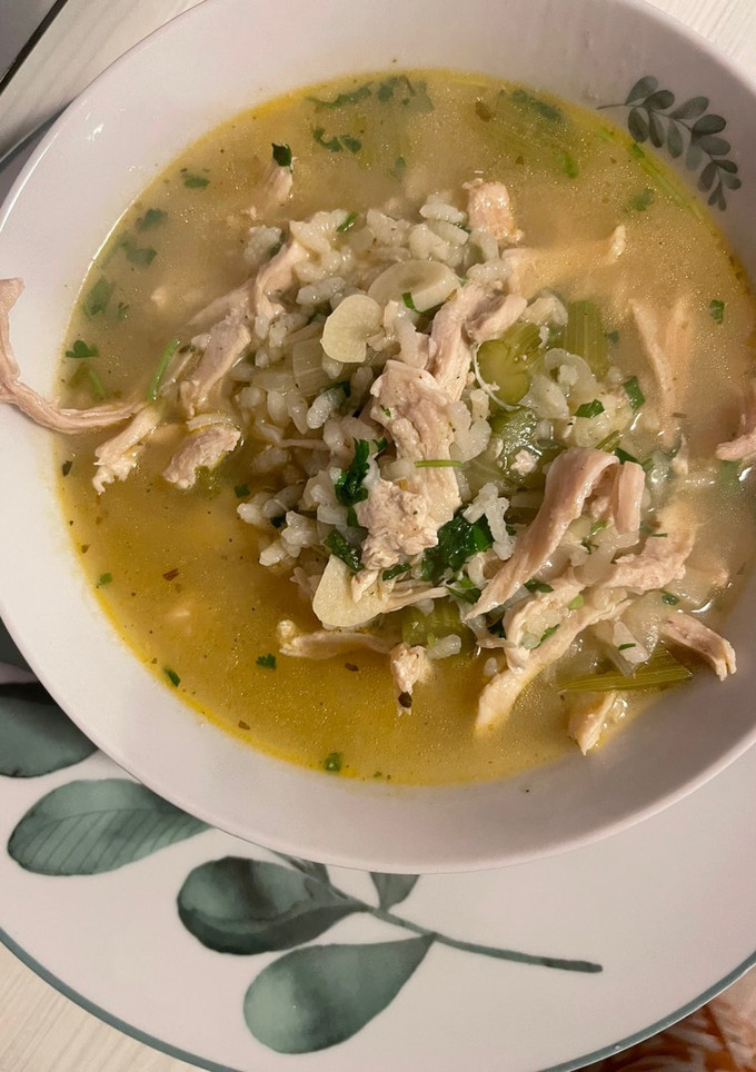 Una foto de Sopa de pollo para la gripa 🍲