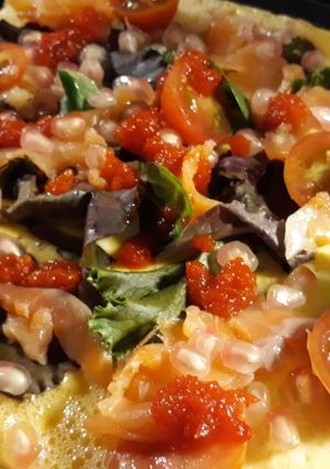 Foto principal de Tortilla abierta con salmón, granada y mermelada de guindilla