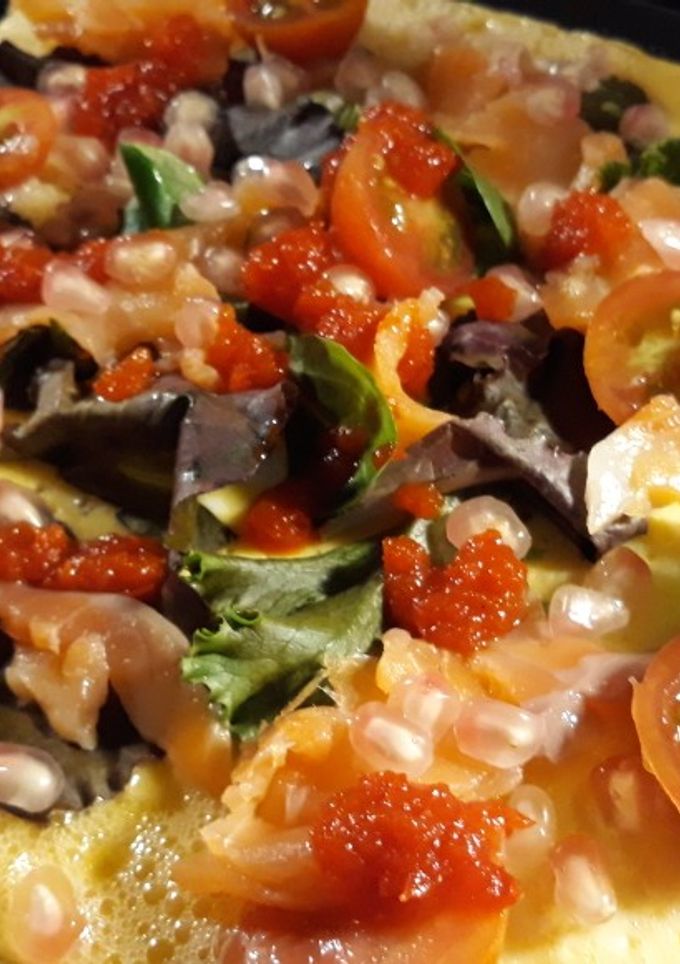 Una foto de Tortilla abierta con salmón, granada y mermelada de guindilla