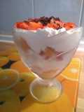 Copa de bizcocho con nata y fresas