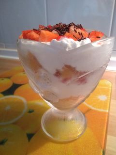 Una foto de Copa de bizcocho con nata y fresas