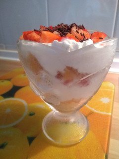 Una foto de Copa de bizcocho con nata y fresas