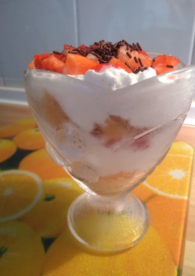 Una foto de Copa de bizcocho con nata y fresas