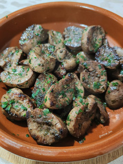 Una foto de Riñones de cerdo a la plancha con picadillo