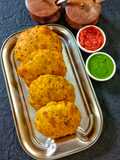 आलू की मसालेदार झटपट कचौड़ी नए स्टाइल में (Spicy and quick potato kachoris in a new style)