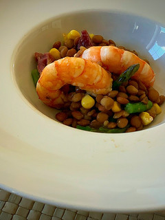 Una foto de Ensalada de lentejas con langostinos