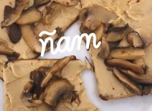 Una foto de Tostaditas con hummus