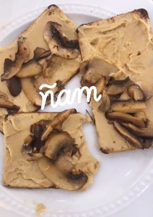 Una foto de Tostaditas con hummus