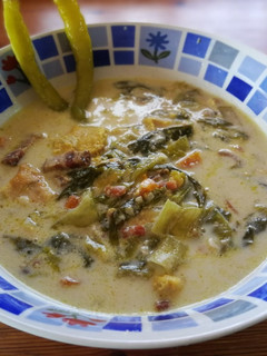 Una foto de Sopa de lechuga con jamón curado y cansalada