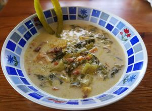 Una foto de Sopa de lechuga con jamón curado y cansalada