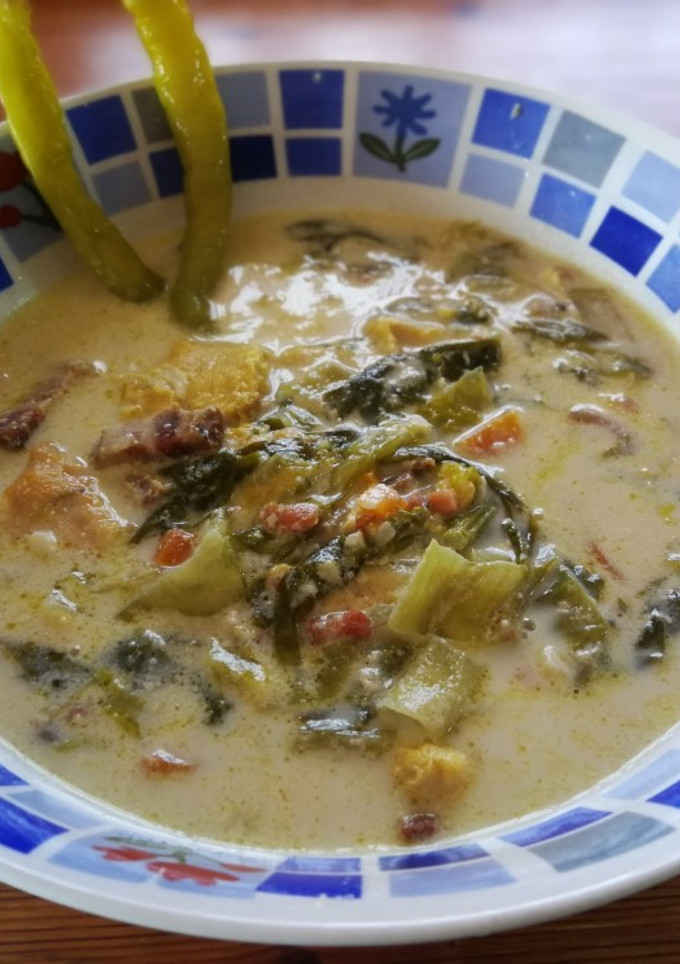 Una foto de Sopa de lechuga con jamón curado y cansalada