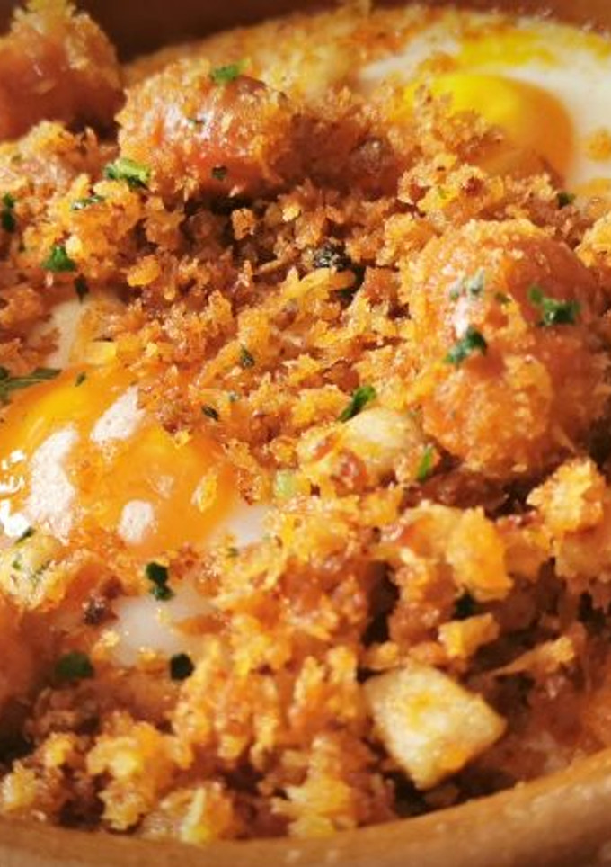 Una foto de Huevos a la Flamenca con Migas y Chistorra