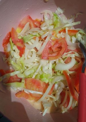 Una foto de Ensalada Fresca de Tomate, Cebolla y Repollo