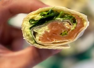 Foto principal de Cena fácil y rápida: Wraps de salmón y crema de aguacate
