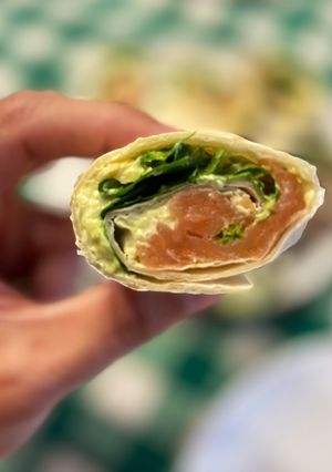 Foto principal de Cena fácil y rápida: Wraps de salmón y crema de aguacate