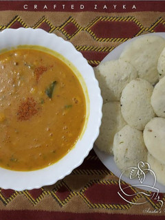 A picture of Idli sambhar.