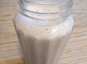 Una foto de Licuado de plátano amaranto y crema de cacahuate