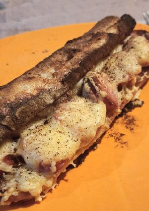 Une photo de Pain saucisse gratiné