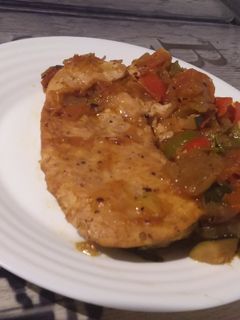 Una foto de 🐔Filetes de pechuga de pollo con hortalizas🧅🧄🥒🥕🫑🍅