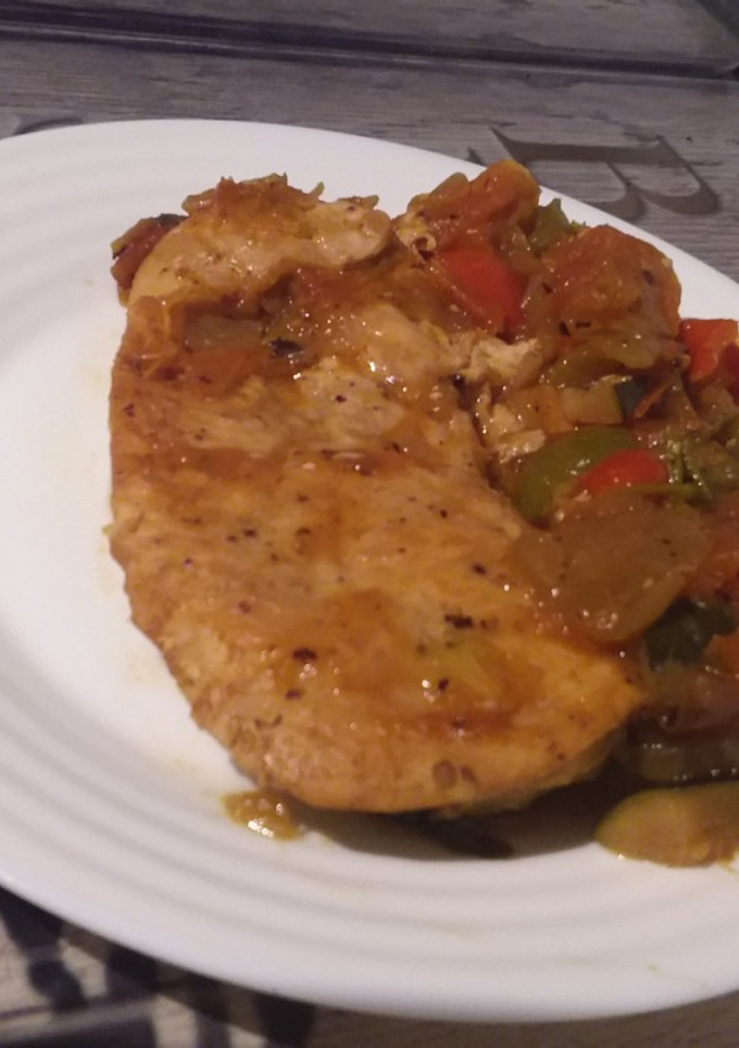 Una foto de 🐔Filetes de pechuga de pollo con hortalizas🧅🧄🥒🥕🫑🍅