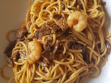 Espaguetis con ternera y gambas en salsa