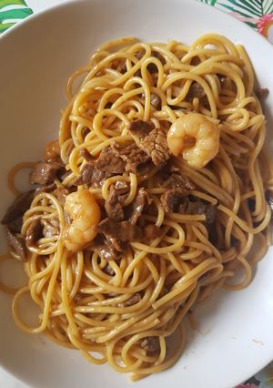 Foto principal de Espaguetis con ternera y gambas en salsa