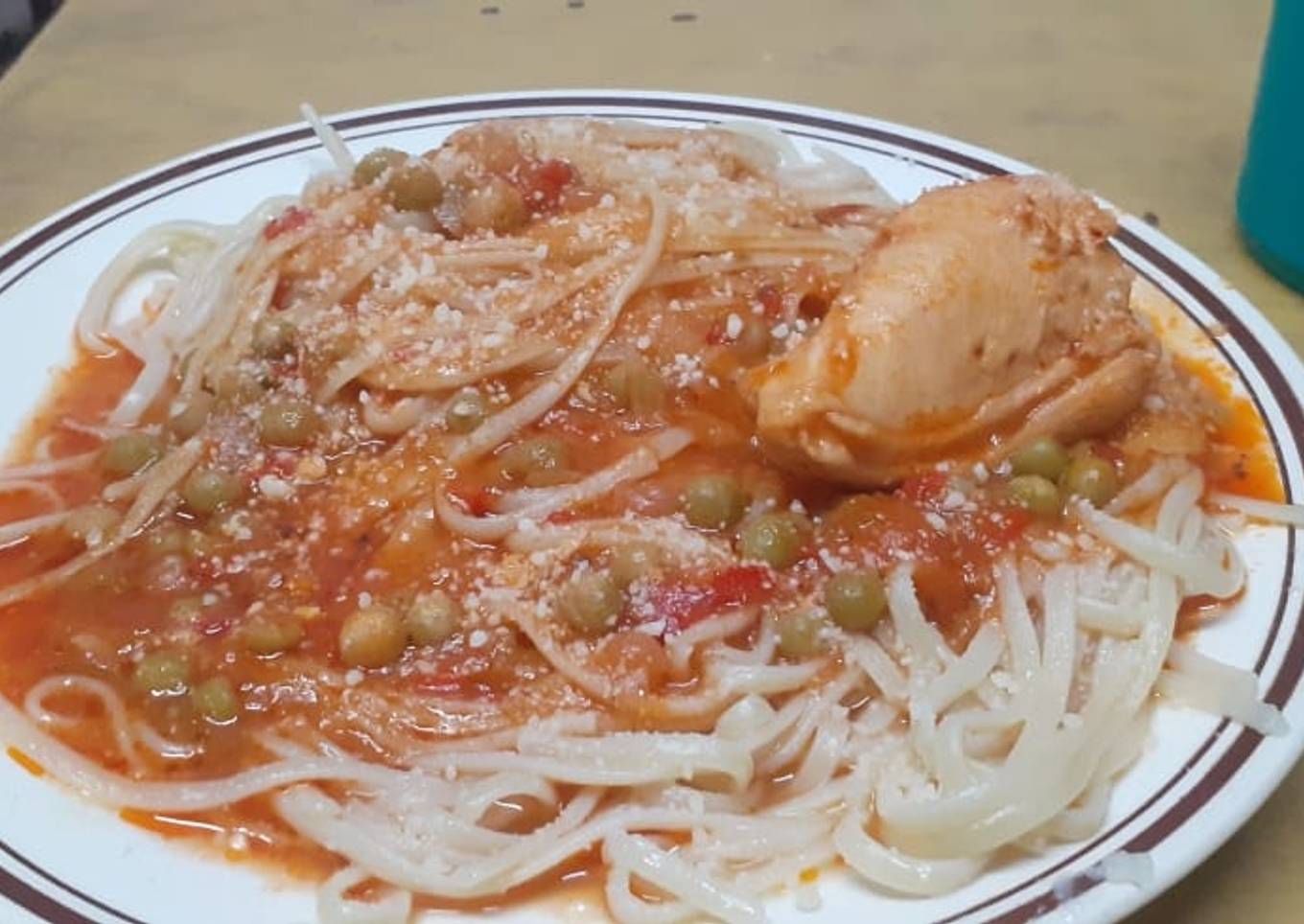 Spaghettis con salsa de pollo