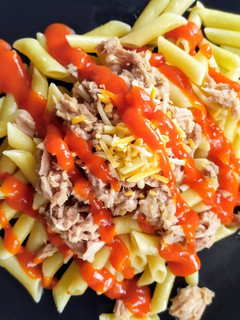 Una foto de Macarrones con tomate y atún