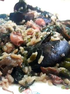 Una foto de Arroz con algas wakame, puntillas de calamar y mejillones