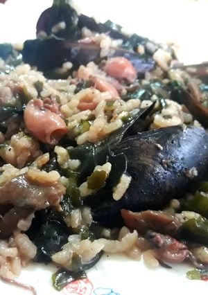 Una foto de Arroz con algas wakame, puntillas de calamar y mejillones