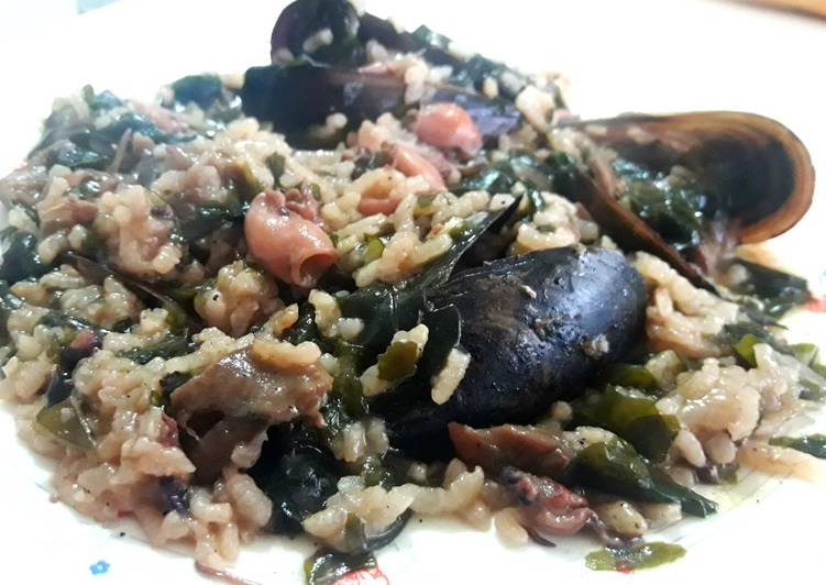 Arroz con algas wakame, puntillas de calamar y mejillones
