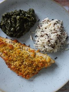 Foto de Filetes de robalo crocantes com esparregado caseiro e arroz selvagem