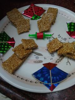 તલ ની ચીકી (Til Chiki Recipe In Gujarati) રેસીપી મુખ્ય ફોટો