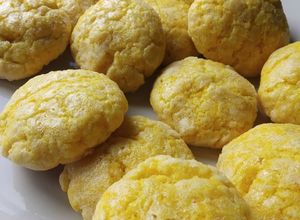 Una foto de Galletitas de limón tipo polvorón 💯😋🍋 riquísimas