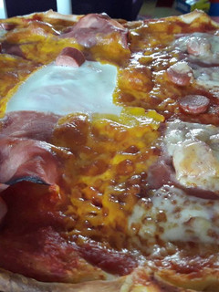 Una foto de Pizza casera de york, cheddar y huevo