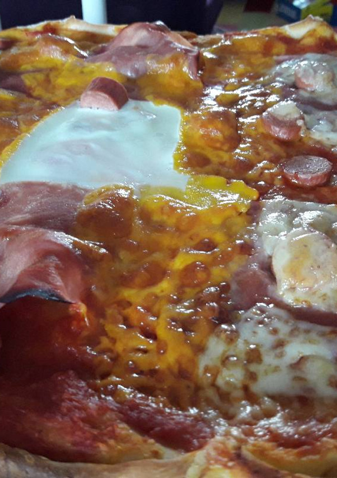 Una foto de Pizza casera de york, cheddar y huevo