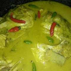 A picture of Gulai Kuning Kepala Ikan.
