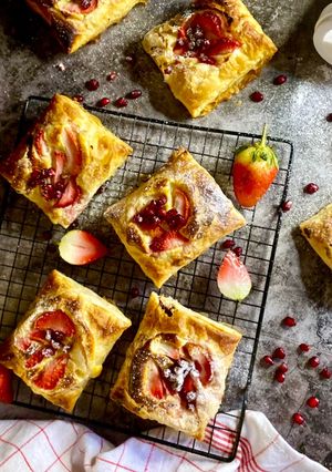 صورة لوصفة فطائر بف بستري حلوه سهله وسريعه🍓🍯