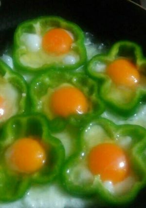 صورة لوصفة بيض عيون بحلقات الفلفله