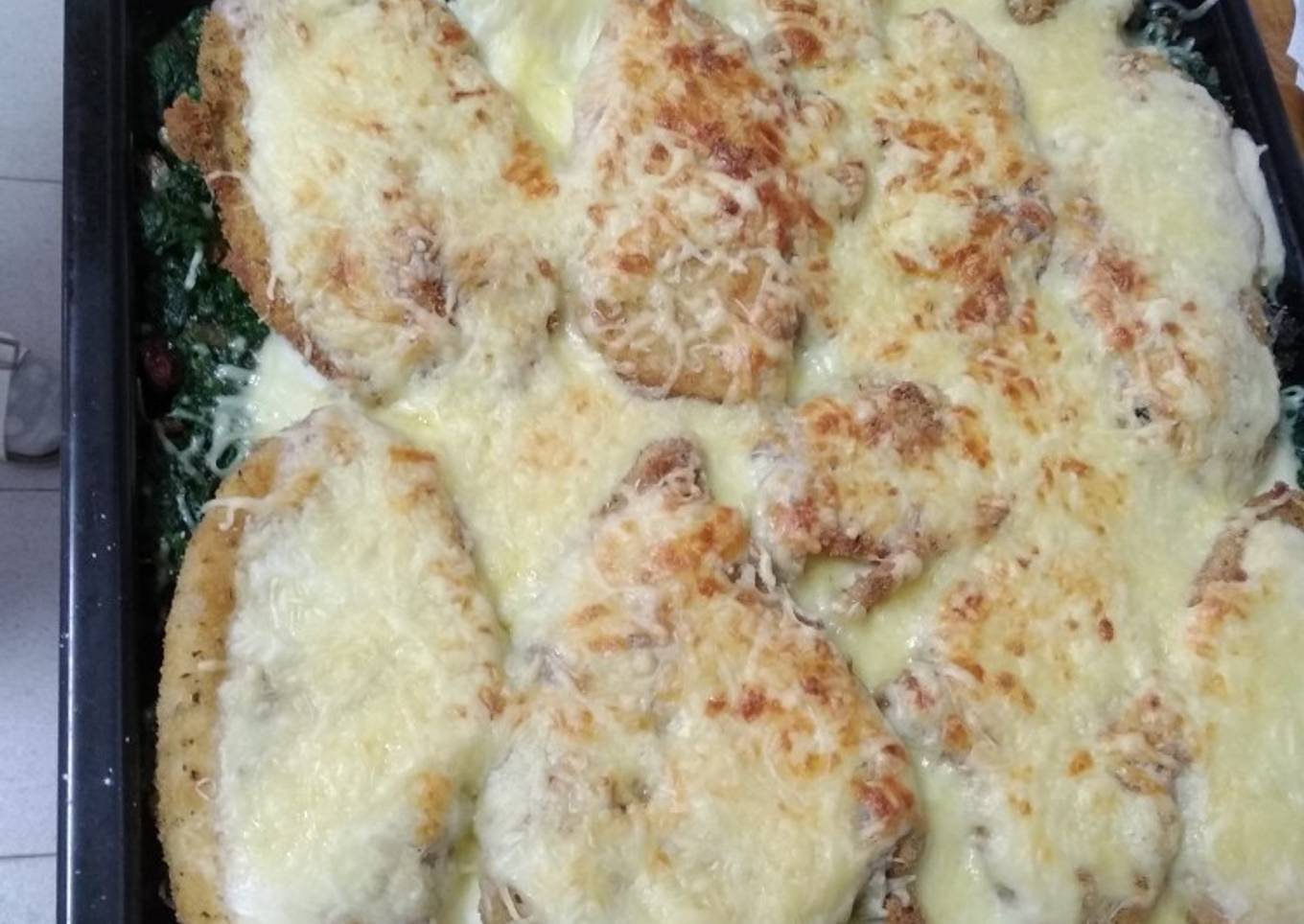 Pechugas con espinacas y bechamel al horno