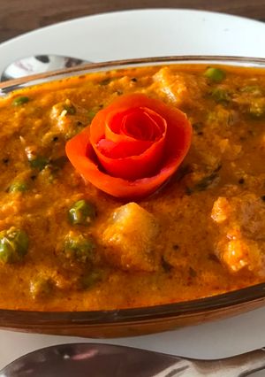 A picture of South Indian Style Vegetable Kurma Curry.