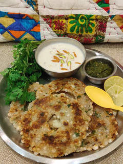 साबूदाना कुट्टू थालीपीठ (sabudana kuttu thalipeeth recipe in Hindi) रेसिपी मुख्य फोटो