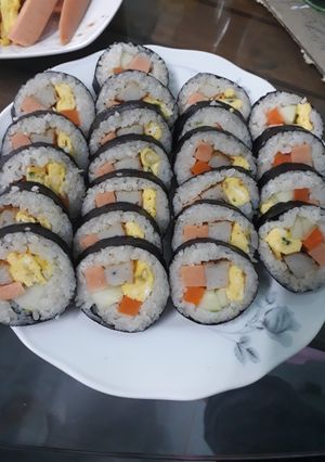 Hình của món Cơm cuộn rong biển.