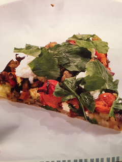 Una foto de Tarta de verduras, queso y rúcula