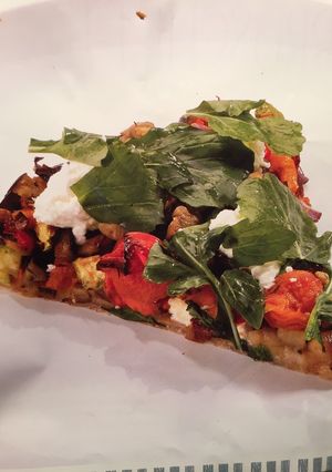 Una foto de Tarta de verduras, queso y rúcula