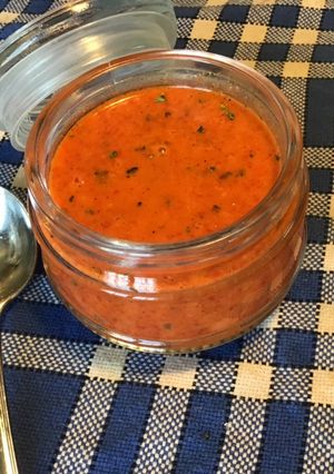 Une photo de Sauce salade aillée au poivron rouge et moutarde de Dijon